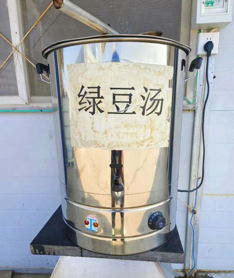 高温无情人有情，金冠宏情系员工送清凉